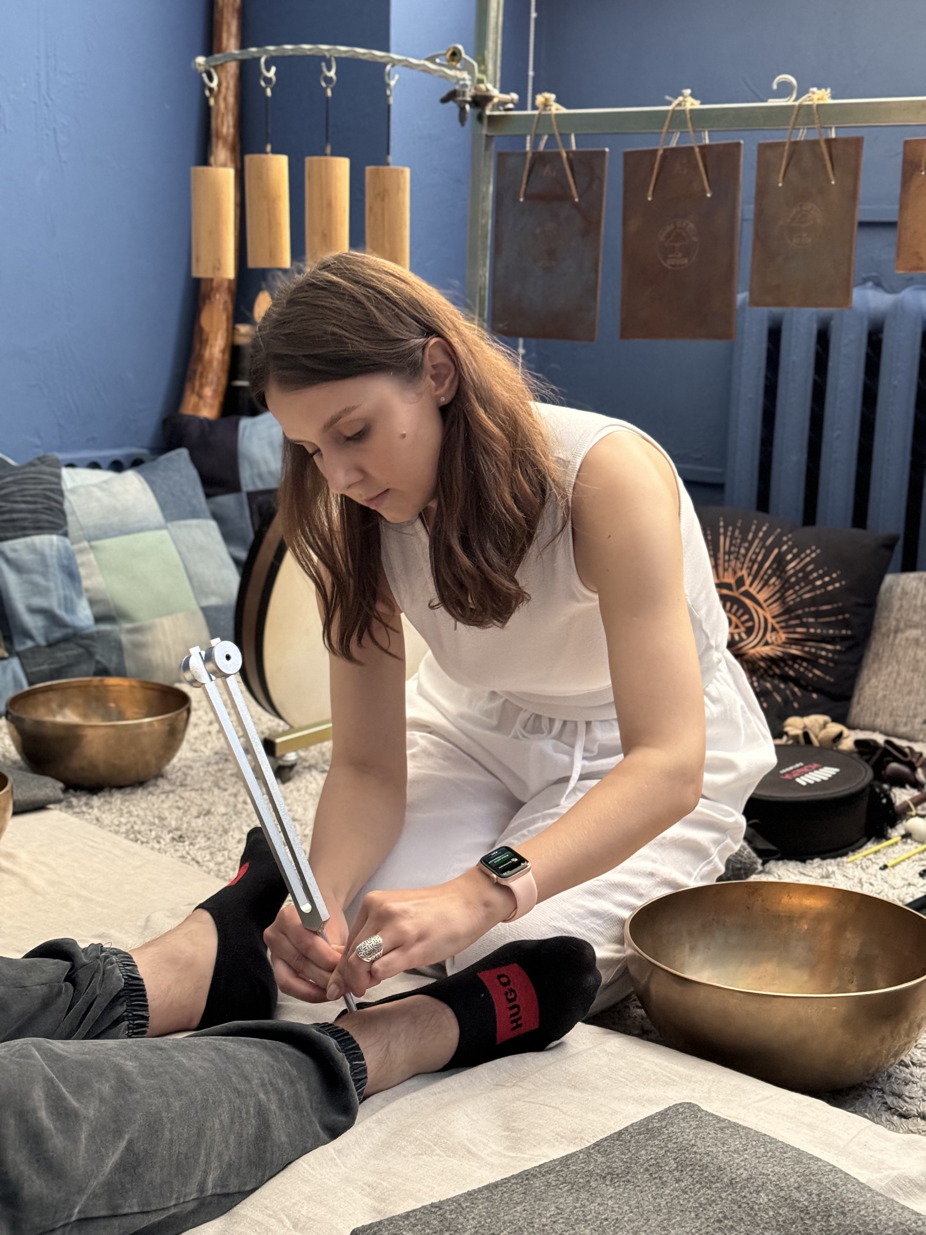 Вибрационный массаж камертонами